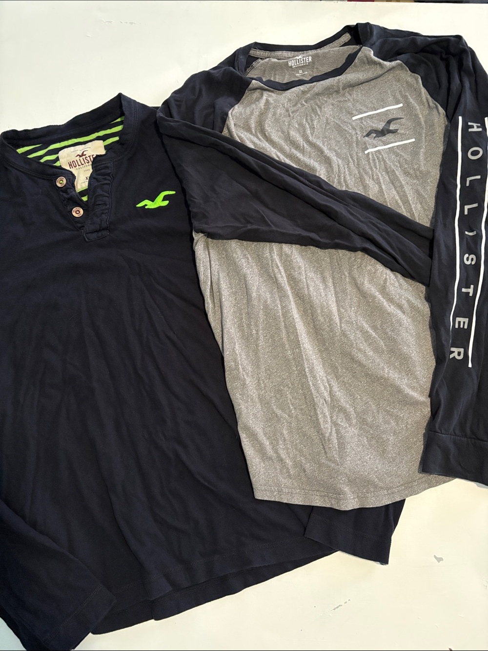 Hollister Men’s Navy Long Sleeve Henley & Gray Raglan Tee Set